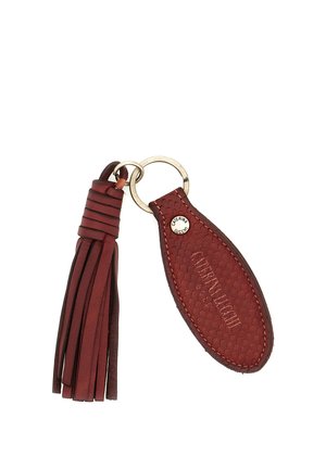 Portachiavi in pelle con una targhetta a goccia testurizzata impressa con "Caterina Lucchi" e un nappina in pelle abbinata attaccata a un anello portachiavi in metallo.