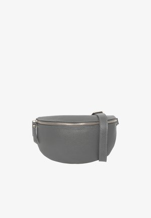 Sac bandoulière en cuir gris avec finition texturée, forme arrondie et accessoires en argent. Porté en travers du corps avec une bandoulière réglable.