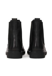 Botine negre din piele, cu panouri elastice laterale, textură netedă, vârf rotund și talpă robustă din cauciuc. Design minimalist, fără ornamente.