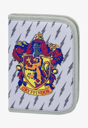Saszetka z zamkiem w tematyce Gryffindoru w szarym materiale z wzorem błyskawic. Zawiera kolorowy herb lwa z odważnymi kolorami i szczegółowymi akcentami.