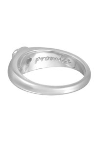 Sølv løftering med et glat, afrundet design, der har et indgraveret hjerte og ordet "promise" indeni båndet.