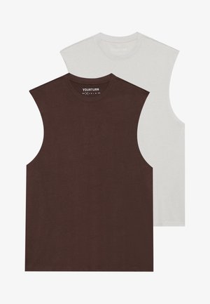 Deux t-shirts sans manches : un en marron foncé, l'autre en gris clair. Les deux ont un col rond et sont fabriqués en tissu doux et respirant.