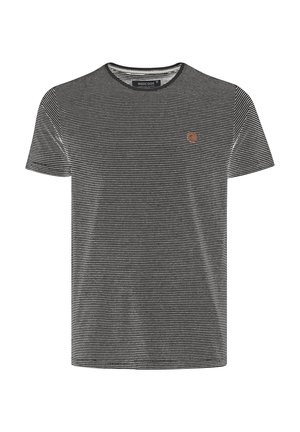 Camiseta de rayas en blanco y negro, de mangas cortas y cuello redondo, con un pequeño logo marrón en el lado izquierdo del pecho, hecha de una suave mezcla de algodón.