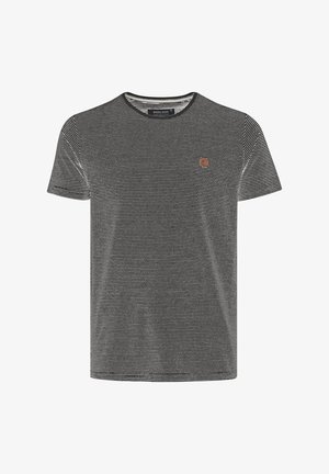 Camiseta de rayas en blanco y negro, de mangas cortas y cuello redondo, con un pequeño logo marrón en el lado izquierdo del pecho, hecha de una suave mezcla de algodón.