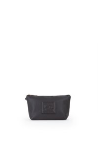 Zwarte lederen pouch met een gestructureerd oppervlak, rechthoekige vorm, rits sluiting en geperst logo detail aan de voorkant.