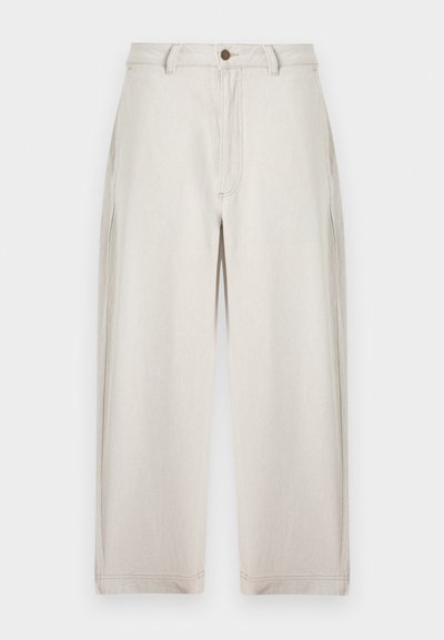 Εκρού παντελόνι με φαρδιά πόδια και ψηλή μέση, κλείσιμο με κουμπί και φερμουάρ, θηλιές για ζώνη και εμφανείς ραφές, σε απλό φόντο.