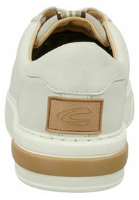 Weiße Leder-Sneaker mit strukturiertem Finish, braunem Akzent-Patch an der Ferse und einer tanfarbenen Gummisohle. Verfügt über beige und olivfarbene Fütterung.