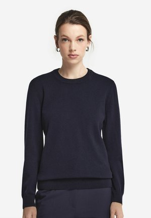 Mørkeblå strikketrøje, rund halsudskæring, lange ærmer, tætsiddende manchetter og kant, blød tekstur, minimalistisk design, ingen mønstre eller detaljer.