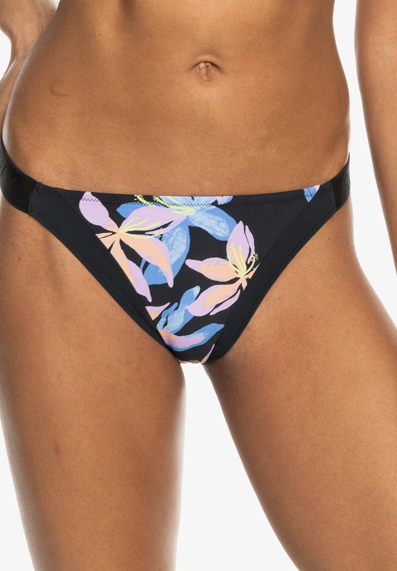 Slip bikini floreale con sfondo blu navy e motivi di fiori rosa, blu e verdi; tessuto morbido con un taglio a vita bassa.