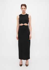 Čierne bezrukávové maxi šaty s výrezmi v oblasti pásu, so zlatým kovovým doplnkom. Hladká tkanina s elegantným dizajnom.