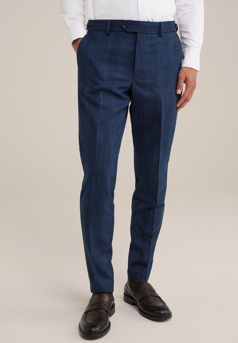 Modre hlače s potiskom, ki imajo eleganten dizajn, so izdelane iz lahkega materiala, z dvema sprednjima žepoma in krojem, ki se prilega.