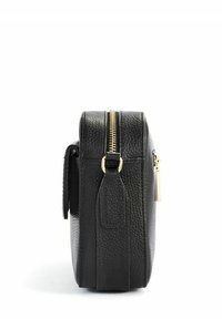 Czarna skórzana torba o teksturowanym wykończeniu, płaskim kształcie i złotym zamek błyskawiczny. Widok z boku ukazuje zorganizowany design i kompaktowy rozmiar.