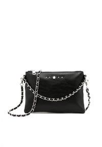 Borsa a pochette in pelle nera con tracolla a catena argentata, contraddistinta da un accento a stella e piccoli borchie lungo la parte superiore per un tocco di dettaglio.