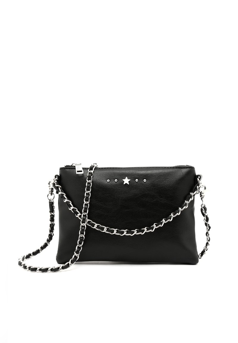Borsa a pochette in pelle nera con tracolla a catena argentata, contraddistinta da un accento a stella e piccoli borchie lungo la parte superiore per un tocco di dettaglio.