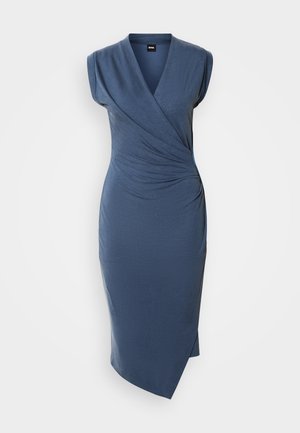 Blauwe wikkeljurk met een V-hals en korte mouwen, met geplooide details bij de taille en een zijsplit. Gemaakt van gladde stof.