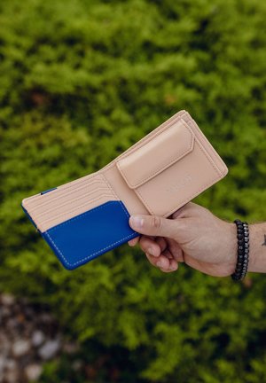 Hellrosa und blaue Geldbörse aus glattem Leder mit Klappdesign, ausgestattet mit Kartenfächern, einem Druckknopfverschluss und geprägtem Branding.