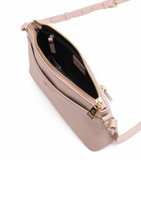 Borsa a tracolla rosa in pelle con finitura texturizzata, zip dorata e tracolla removibile. L'interno presenta una fodera scura e tasche.