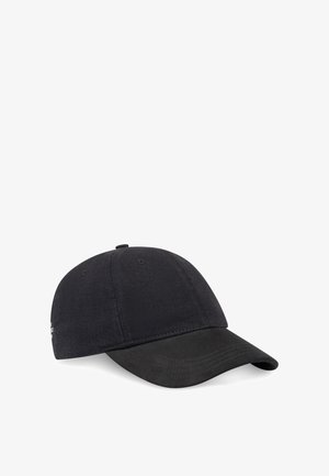 Gorra de béisbol negra con corona de tela texturizada y visera curva y lisa. Presenta detalles de costuras y ojales de ventilación en la parte superior.