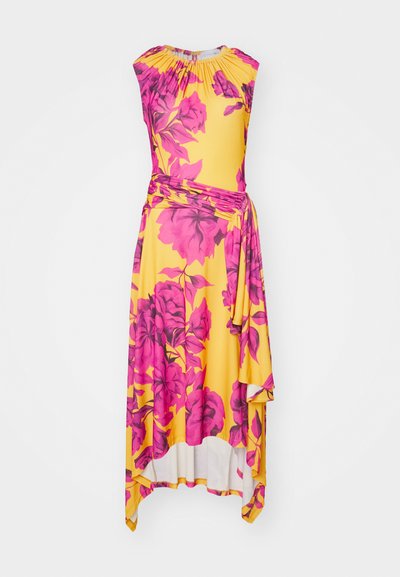 Robe maxi florale en tissu doux, avec un fond jaune vif, de grandes fleurs roses, des manches courtes et un ourlet asymétrique.