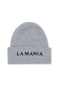 Šedá pletená čiapka s rebrovanou textúrou, s ohnutým lemom a textom "LA MANIA" čiernou výšivkou.