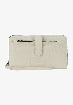 Cartera de cuero color crema con acabado texturizado, que cuenta con cierre de cremallera, bolsillo frontal, correa y logo grabado.