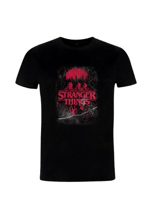 Sort bomuld T-shirt med et rødt "Stranger Things"-motiv med cykler, træer og et cirkulært design, der ligner en solnedgang.