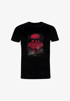 Sort bomuld T-shirt med et rødt "Stranger Things"-motiv med cykler, træer og et cirkulært design, der ligner en solnedgang.