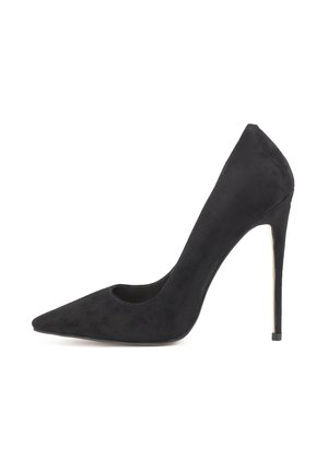 Scarpa nera in suede con tacco alto, punta affusolata, design con ritagli sui lati e sottile tacco a stiletto. Texture liscia e stile minimalista.