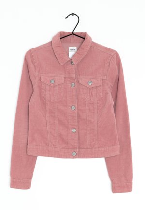 Różowa kurtka sztruksowa na guziki z długimi rękawami, dwoma kieszeniami na piersi zapinanymi na guziki oraz kołnierzem, wisząca na czarnym wieszaku.