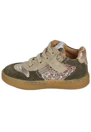 Baskets enfant en daim vert avec lacets beiges, panneau latéral à paillettes multicolores, semelle beige et détail métallique en or rose au talon.