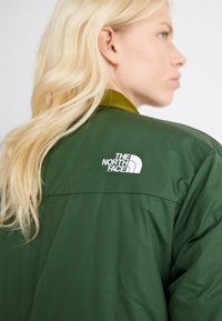 The North Face REVERSIBLE VISOKE JACKET - Outdoorová bunda - forest olive/pine needle