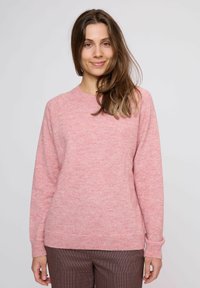 Maglione rosa chiaro realizzato in morbido tessuto a maglia, con scollatura rotonda e polsini a coste. Il design presenta una sottile texture su tutta la superficie.