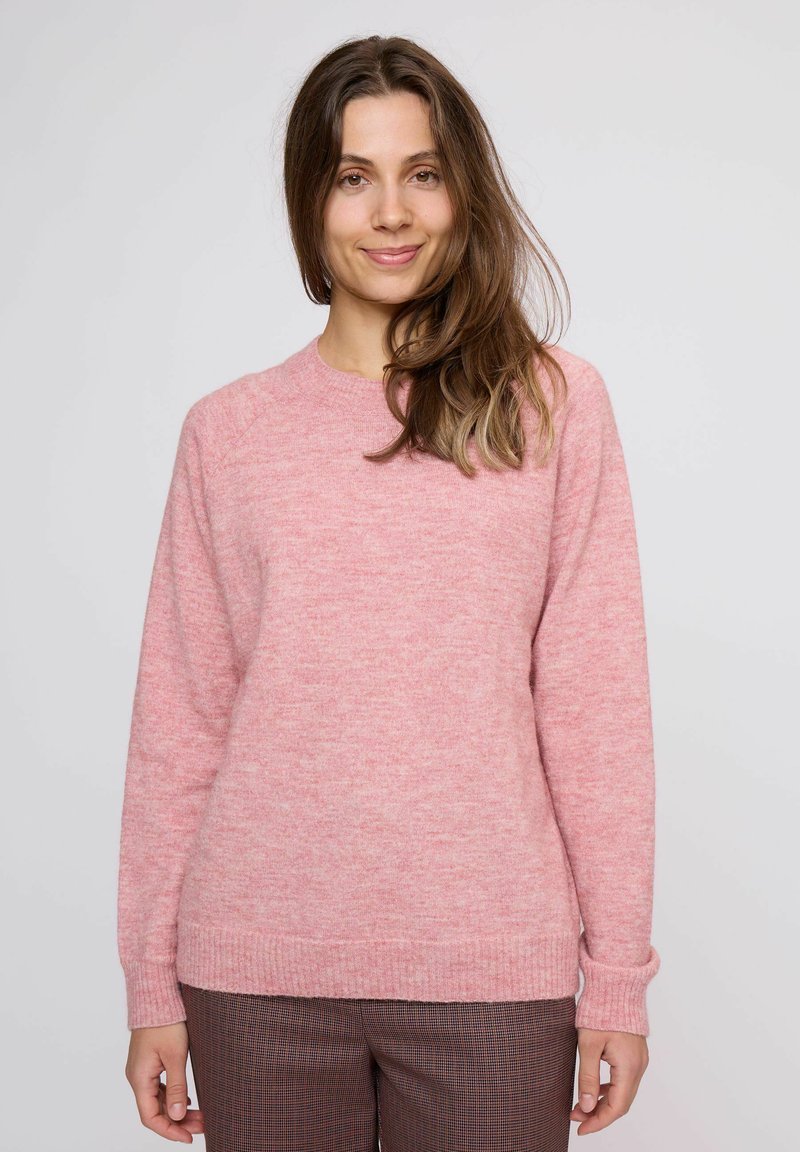 Maglione rosa chiaro realizzato in morbido tessuto a maglia, con scollatura rotonda e polsini a coste. Il design presenta una sottile texture su tutta la superficie.
