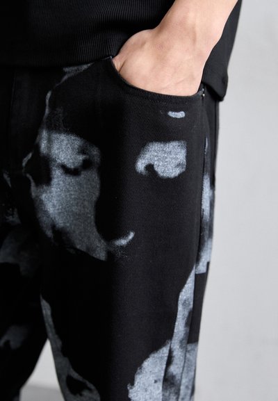 Kidsuper FACES COLLAGE PANTS - Traperice opuštenog kroja - black