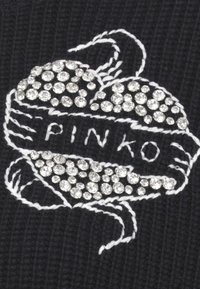 Schwarzer Stoff mit einem gestickten Herzdesign in weißer Ausführung und zahlreichen klaren Strasssteinen, die "PINKO" buchstabieren.