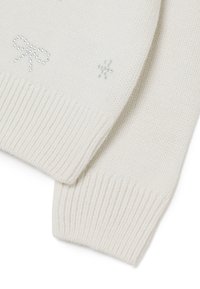 Witte gebreide trui met geribde mouwen, voorzien van zilveren kralenversieringen in strik- en sneeuwvlokontwerpen, zachte textuur.