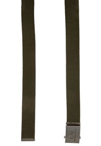 Cinturón de tela verde trenzada con una hebilla de metal. Presenta un diseño plano y una textura de cintas estrechas, con un aspecto simple y utilitario.