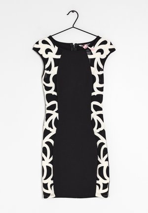Černé šaty s krátkými rukávy, s bílými abstraktními vzory po stranách a pevným černým středem. Zip s růžovým akcentem na zadní straně.