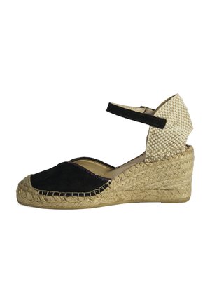 Espadrille compensée en velours noir avec un talon en jute tressé, une bride de cheville et des détails colorés le long de la couture avant.