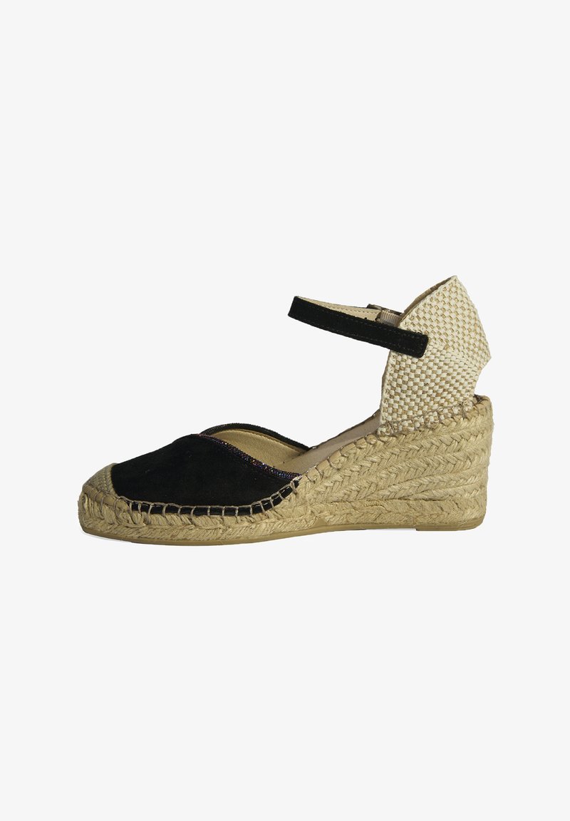 Espadrille compensée en velours noir avec un talon en jute tressé, une bride de cheville et des détails colorés le long de la couture avant.