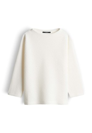 Witte trui met een diagonaal, gestructureerd patroon, boothals en driekwart mouwen. Gemaakt van een zachte, comfortabele stof.