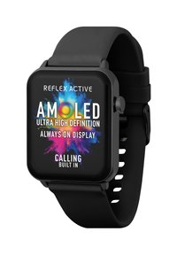 Montre intelligente noire avec un écran AMOLED carré affichant un texte vif. Elle dispose d'un bracelet en silicone avec des perforations pour la respirabilité.