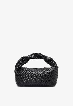 Sac à main en cuir noir tressé avec une poignée torsadée, de forme rectangulaire et une fermeture éclair sur le dessus.