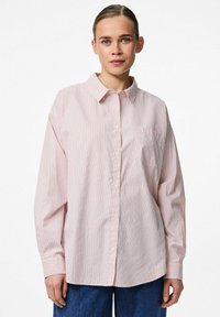 Heled roosa nööpidega särk valgete triipudega, millel on krae, pikad varrukad ja üks rinna-tasku. Valmistatud siledast kangast.