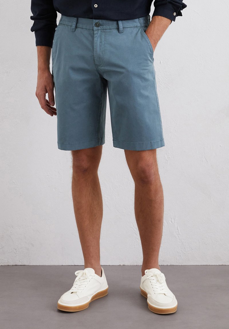Lichtblauwe katoenen shorts met een rechte snit en knoopsluiting, voorzien van zijzakken en een licht gestructureerde afwerking.