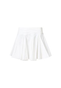 Witte geplooide rok met een gathered elastische tailleband, gemaakt van lichte stof. Heeft een uitlopende vorm en een gladde textuur.