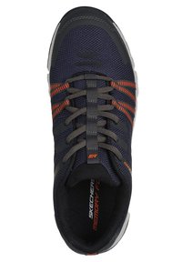 Baskets en maille marine avec des accents gris et des rayures orange. Dotées d'un bout arrondi, d'une surface texturée et d'une semelle intérieure rembourrée.