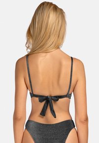 Czarny błyszczący biustonosz bikini z regulowanymi ramiączkami spaghetti, związany z tyłu; pasujący dół bikini o wysokim kroju noga.