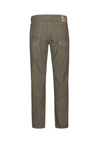 Pantalones de pana verde aceituna con corte recto, que cuentan con dos bolsillos traseros y una etiqueta de cuero color marrón claro en la cintura. Tejido texturizado con patrón acanalado.