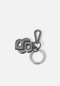 Portachiavi in metallo con finitura cromata e design del logo stilizzato. Include un attacco a clip e un anello chiudibile circolare.